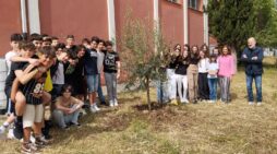Umberto I e associazione Mille alberi piantano un ulivo per la prof in pensione